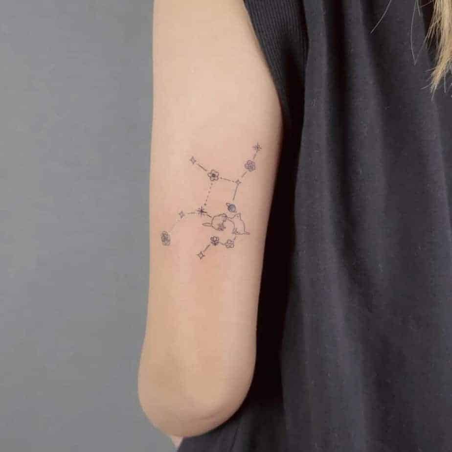 8. Ein Jungfrau-Konstellations-Tattoo auf der Rückseite des Arms