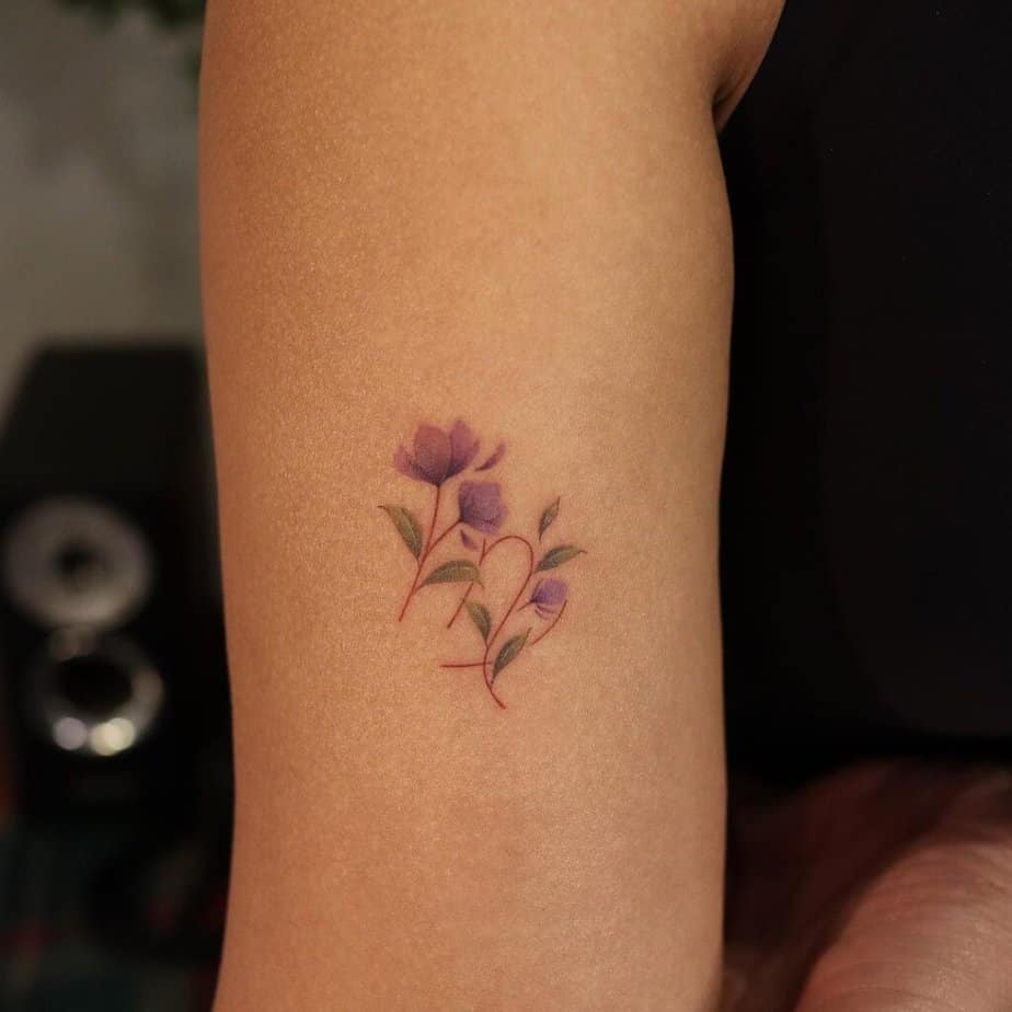 9. Ein Jungfrau-Symbol-Tattoo mit Blumen