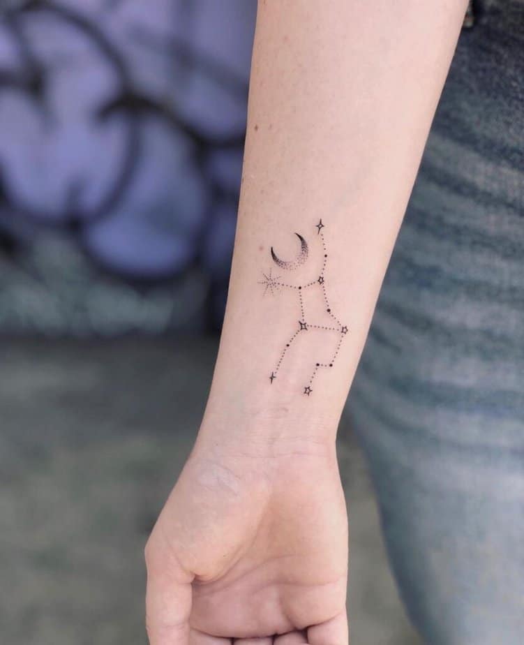 11. Ein Mond- und Jungfrau-Konstellations-Tattoo auf dem Handgelenk