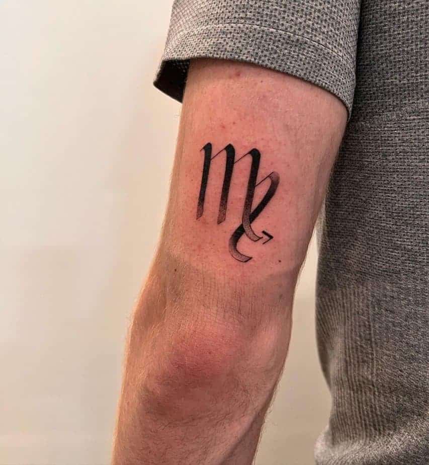 14. Ein Tattoo mit dem Symbol der Jungfrau auf der Rückseite des Arms