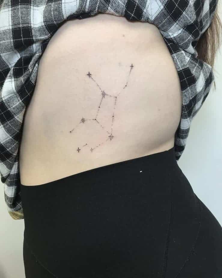 3. Ein Jungfrau-Konstellations-Tattoo auf den Rippen