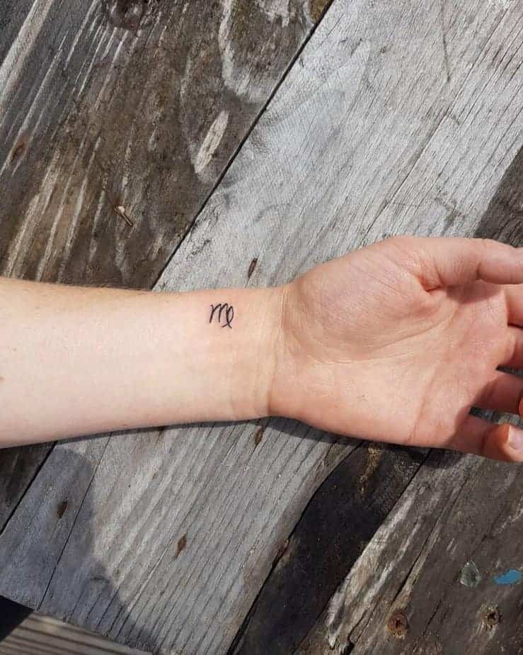 1. Ein winziges Jungfrauen-Tattoo am Handgelenk