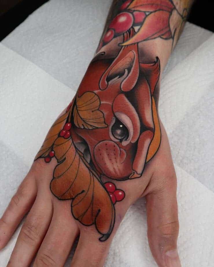 8. Eichhörnchen Hand Tattoo