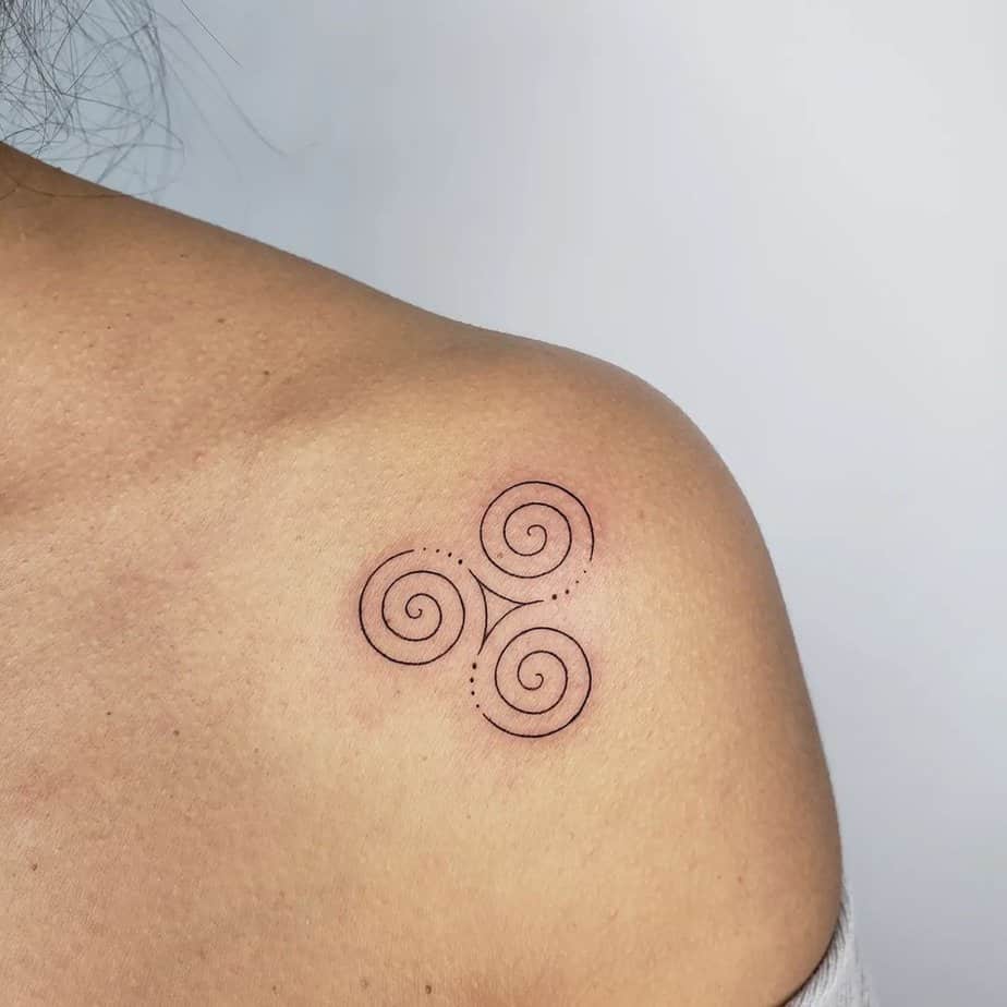 10. Feinliniges Triskelion-Tattoo