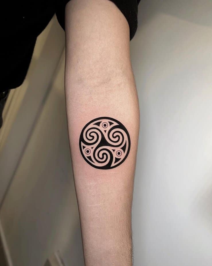 2. Schwarzes Triskelion-Tattoo