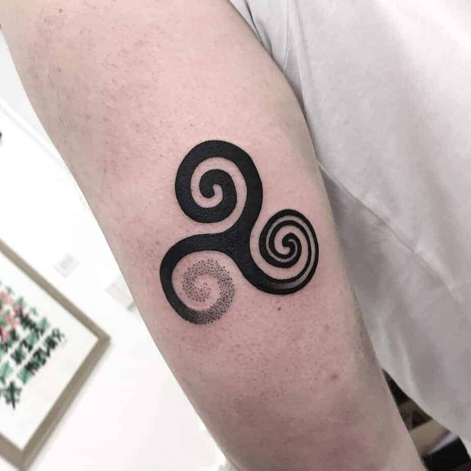 15. Vielseitiges Triskelion-Tattoo