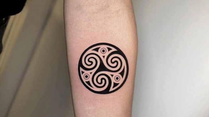 18 Einzigartige Triskelion-Tattoos, damit du dich inspiriert fühlst