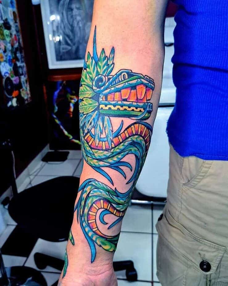 1. Farbenfrohes Quetzalcoatl-Tattoo