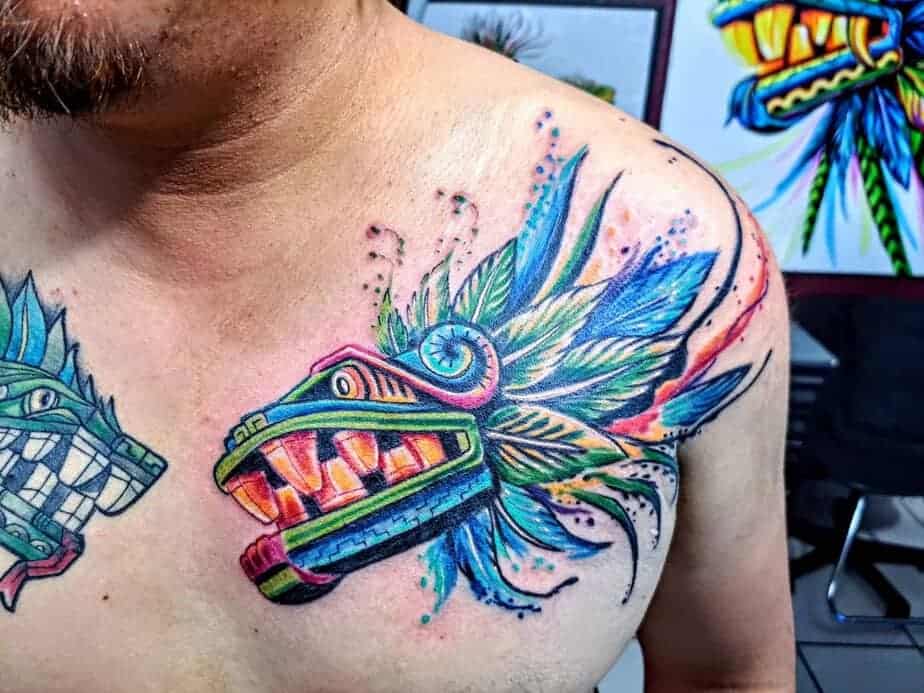 6. Quetzalcoatl Brusttattoo