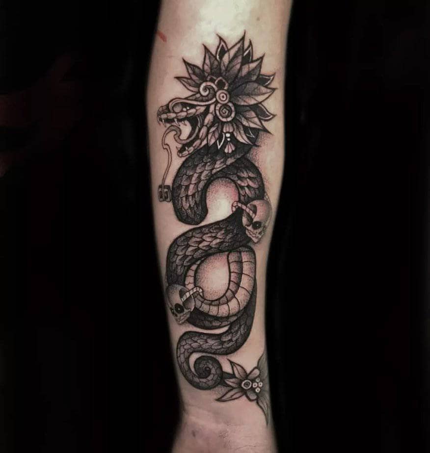 11. Quetzalcoatl-Tattoo auf dem Unterarm