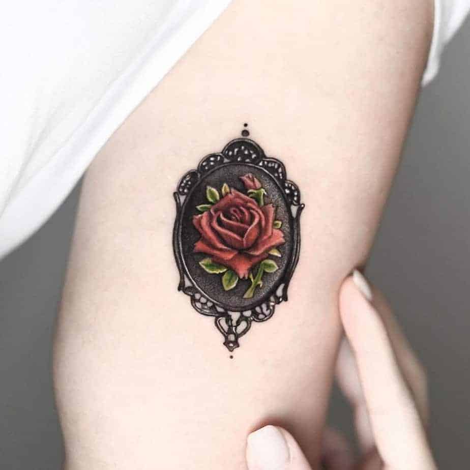 8. Realistisch gerahmtes Tattoo