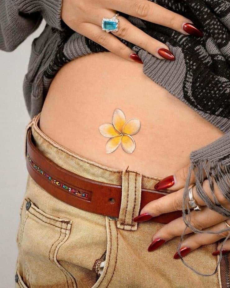 5. Weißes Plumeria-Tattoo