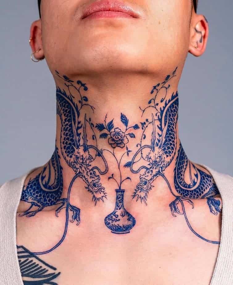 14. Kühnes Tattoo mit blauer Tinte