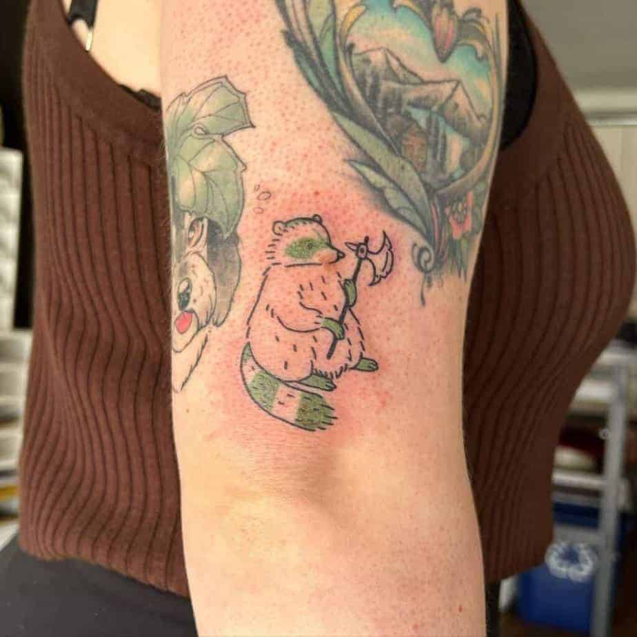 6. Grünes Waschbär-Tattoo