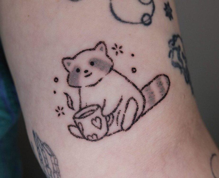 18. Gemütliches Waschbär-Tattoo