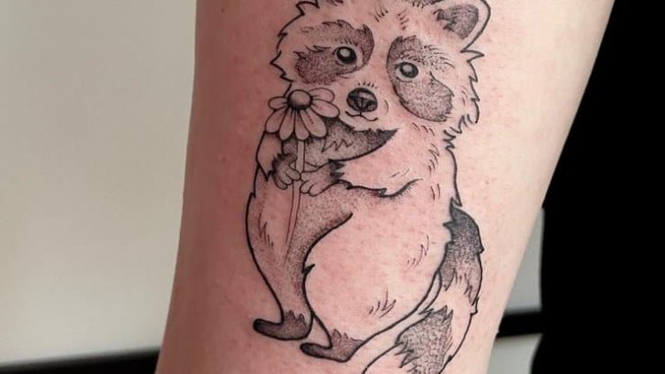 20 bezaubernde Waschbär-Tattoo-Ideen, um sich ganz warm und gemütlich zu fühlen