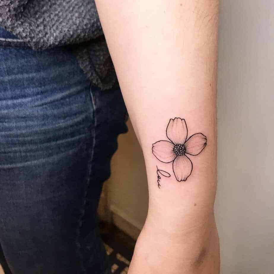 4. Hartriegelblüten-Tattoo mit Schriftzug