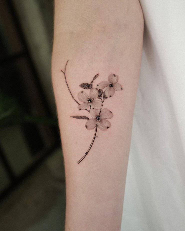 1. Schwarz-graues Hartriegelblumen-Tattoo