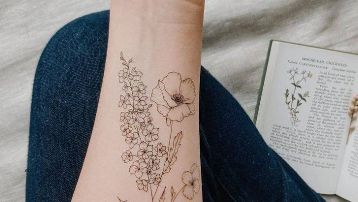 20 schöne Rittersporn-Tattoo-Designs, die mit Schönheit erblühen