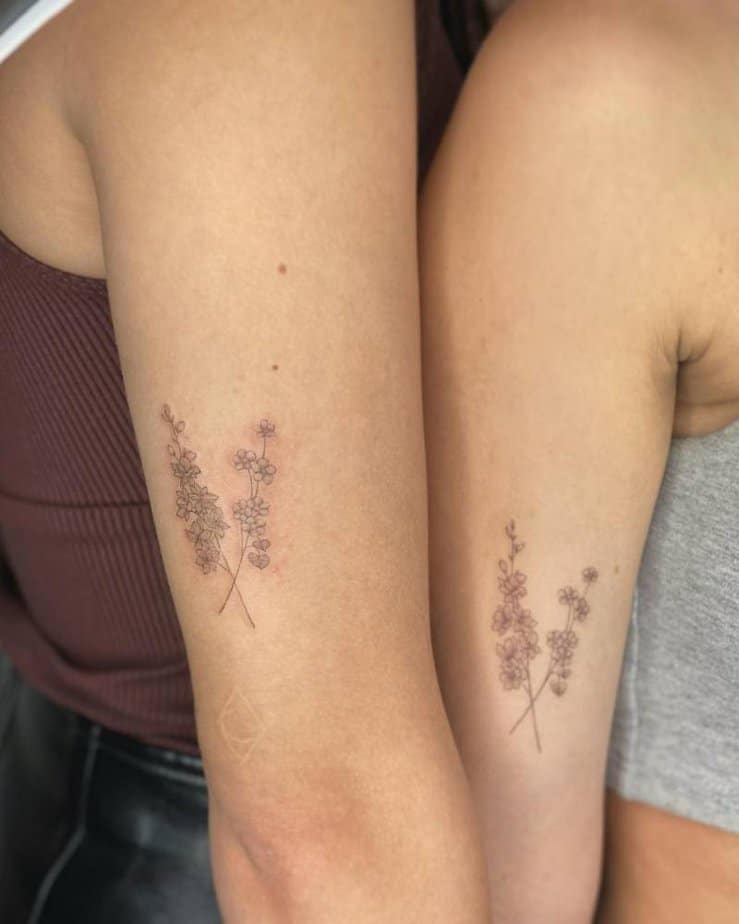 2. Passende minimalistische Rittersporn-Tattoos