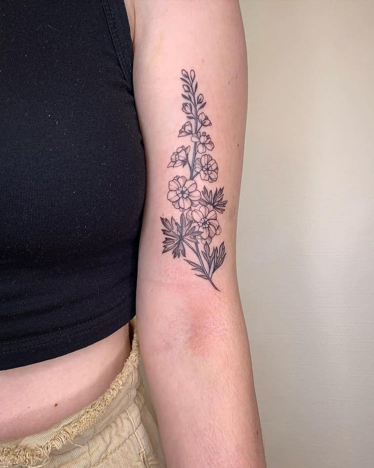 15. Einfaches Ritterspornbouquet-Tattoo