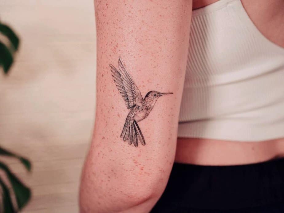 6. Ein Kolibri-Tattoo auf der Rückseite des Arms