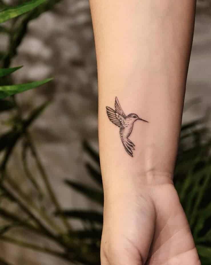 8. Ein Kolibri-Tattoo am Handgelenk