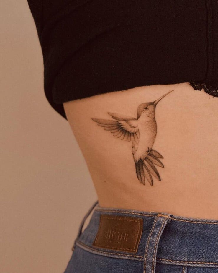 10. Ein Kolibri-Tattoo auf der Seite des Bauches