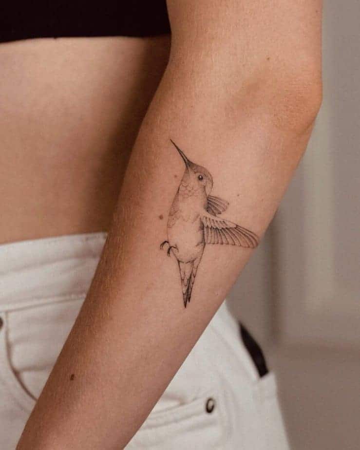 2. Ein Kolibri-Tattoo auf dem Unterarm