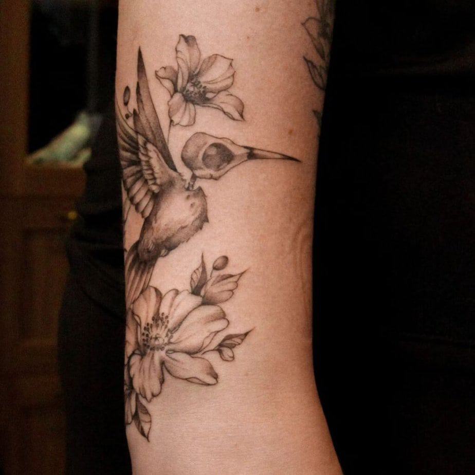 11. Ein Kolibri-Tattoo aus Fleisch und Schädel mit Blumen