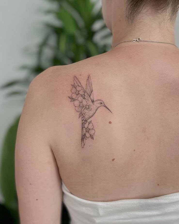 12. Ein Kolibri-Tattoo auf dem Rücken