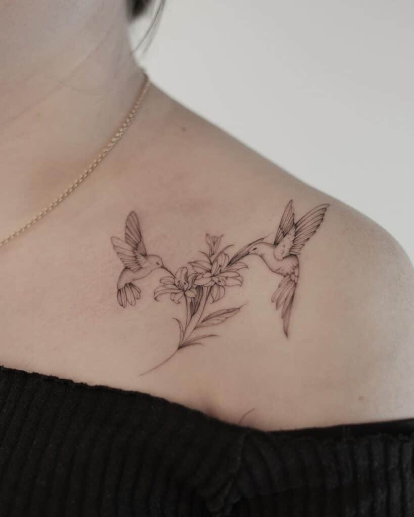 14. Ein Schlüsselbein-Kolibri-Tattoo mit Blumen