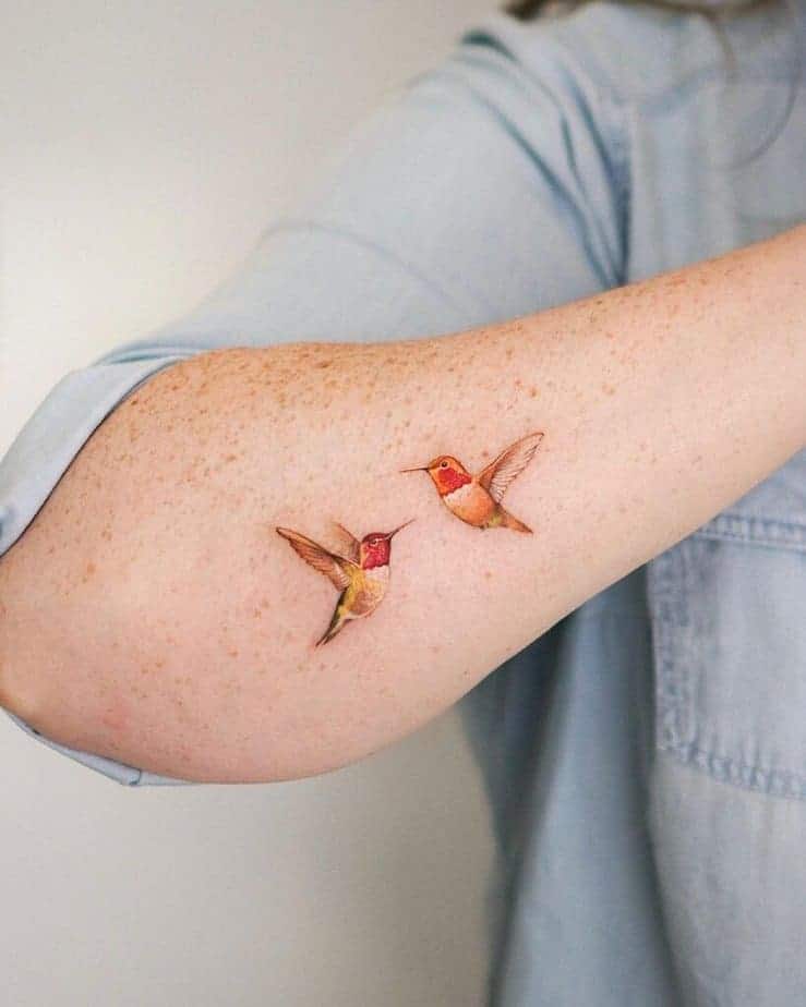 15. Ein buntes Kolibri-Tattoo