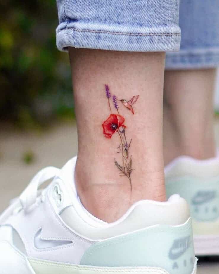 16. Ein Kolibri Knöchel-Tattoo mit Blumen