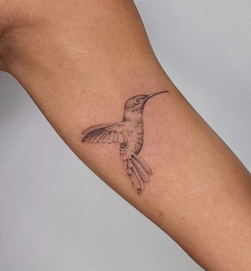 18. Ein gepunktetes Kolibri-Tattoo