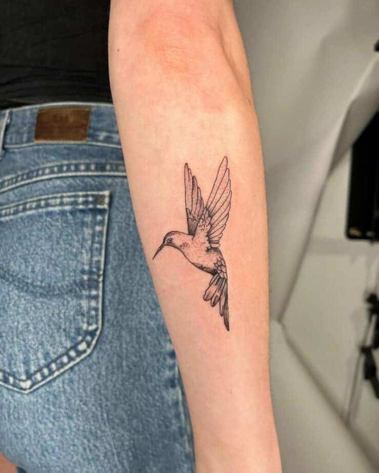 19. Ein Kolibri-Tattoo mit feinen Linien