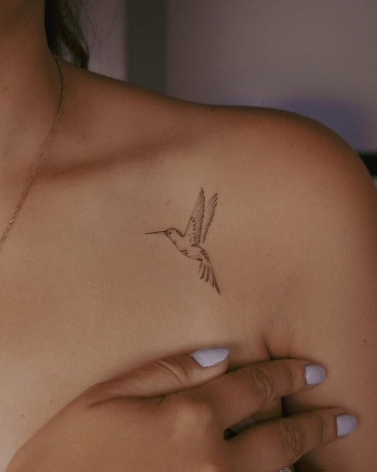 3. Ein Kolibri-Tattoo auf dem Schlüsselbein