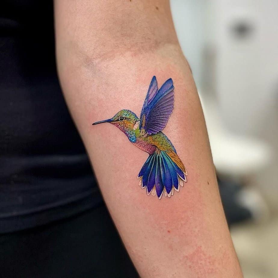 23. Ein lebhaftes Kolibri-Tattoo