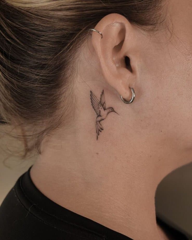 4. Ein Kolibri-Tattoo hinter dem Ohr