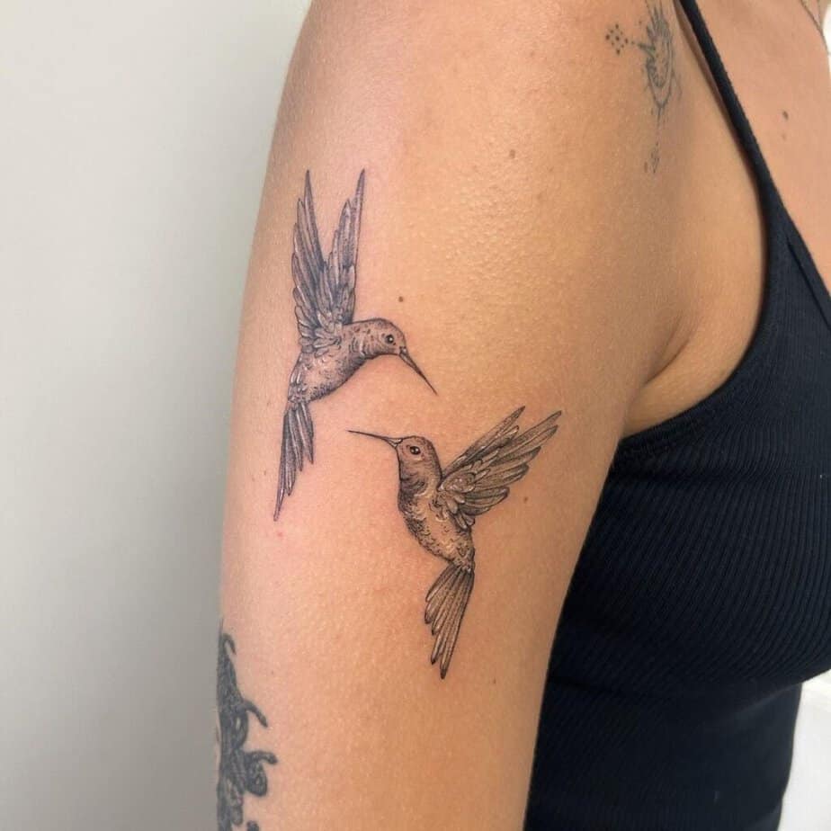 5. Ein Kolibri-Tattoo auf dem Oberarm