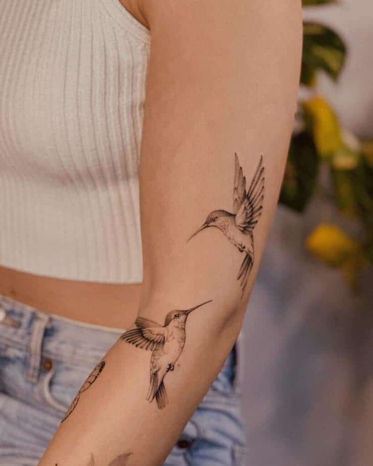 1. Ein Kolibri-Tattoo auf dem Arm