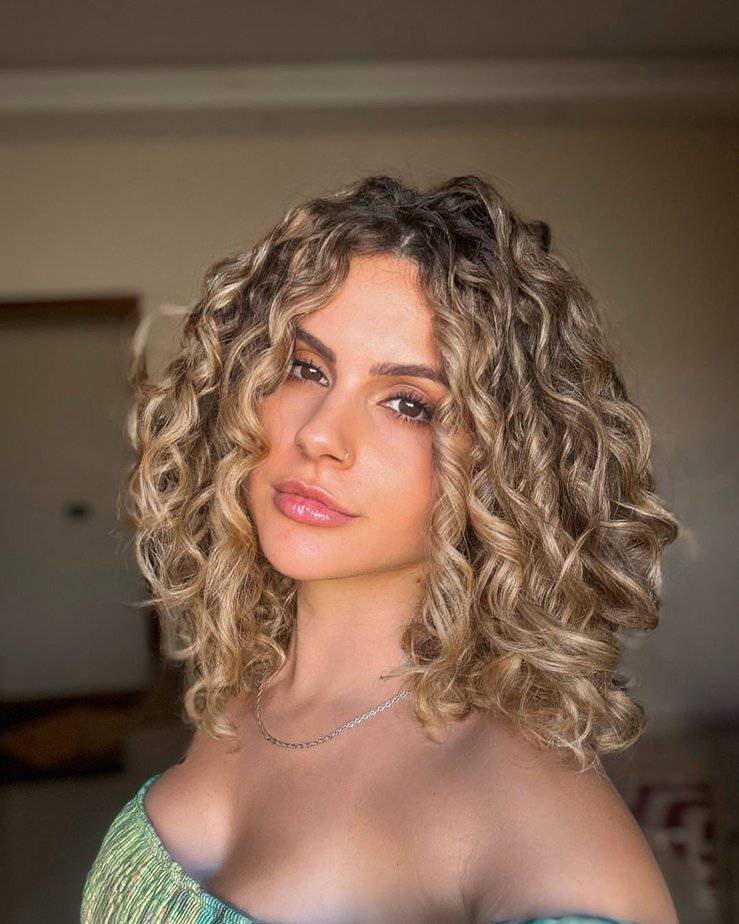 22. Sonnengeküsste Locken mit goldenen Highlights