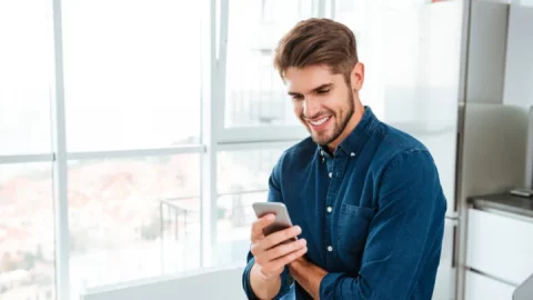 So schreibt ein Mann, der echtes Interesse an dir hat – 5 klare Hinweise