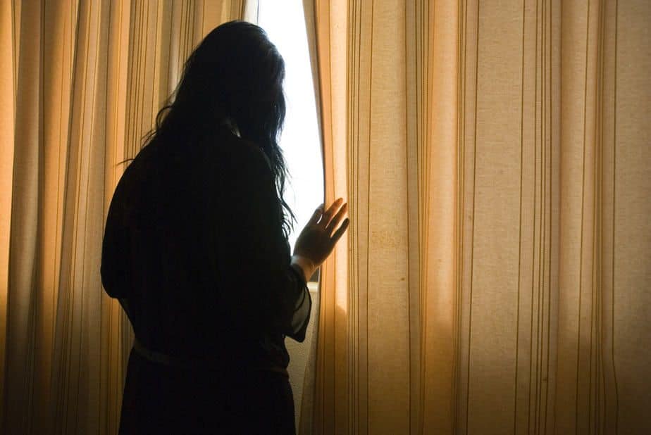 DONE! 11 Warning Signs Of A Desperate Woman That Turn Guys Off
