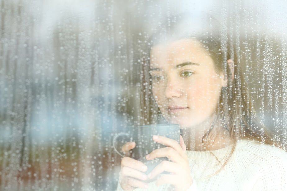 DONE! 11 Warning Signs Of A Desperate Woman That Turn Guys Off
