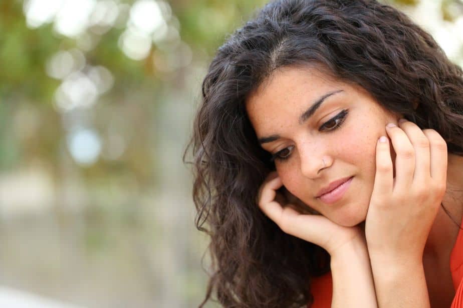 DONE! 11 Warning Signs Of A Desperate Woman That Turn Guys Off