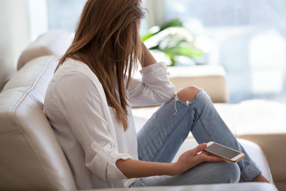DONE! 11 Warning Signs Of A Desperate Woman That Turn Guys Off