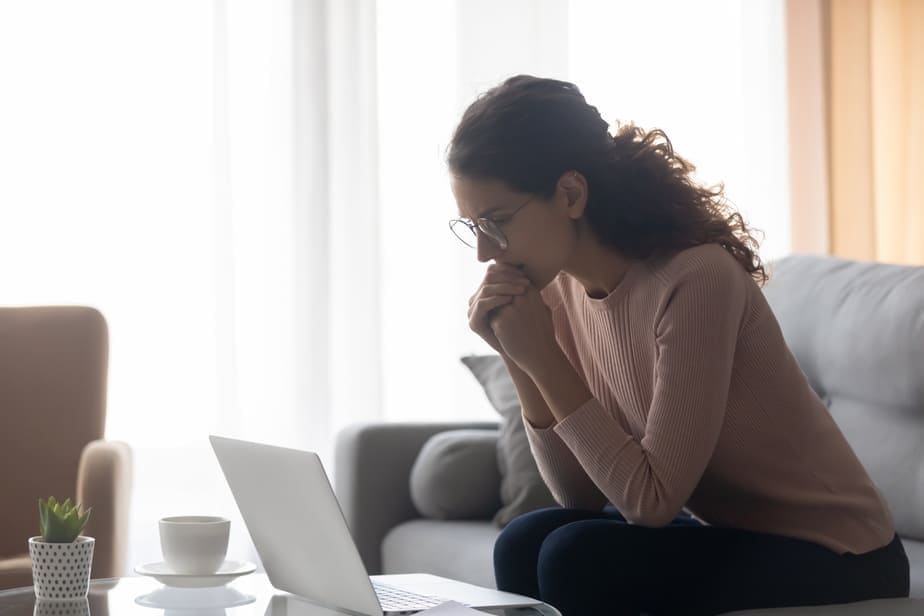DONE! 11 Warning Signs Of A Desperate Woman That Turn Guys Off