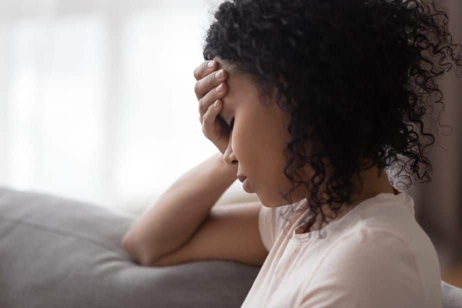 DONE! 11 Warning Signs Of A Desperate Woman That Turn Guys Off