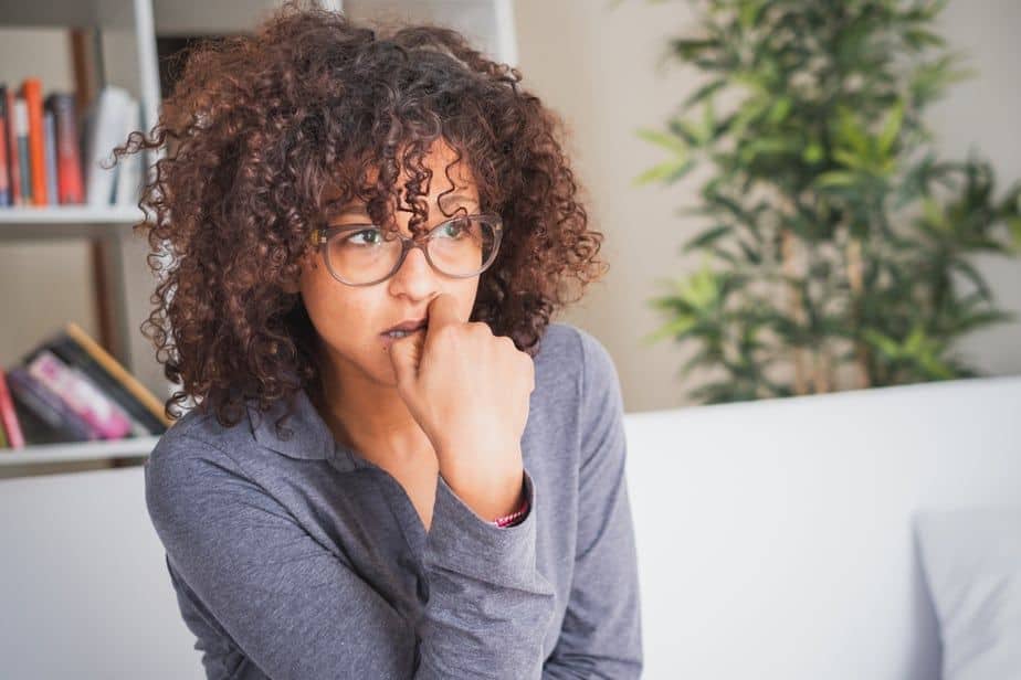DONE! 11 Warning Signs Of A Desperate Woman That Turn Guys Off